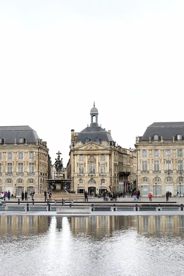 Taxi Bordeaux Femme Place de la Bourse